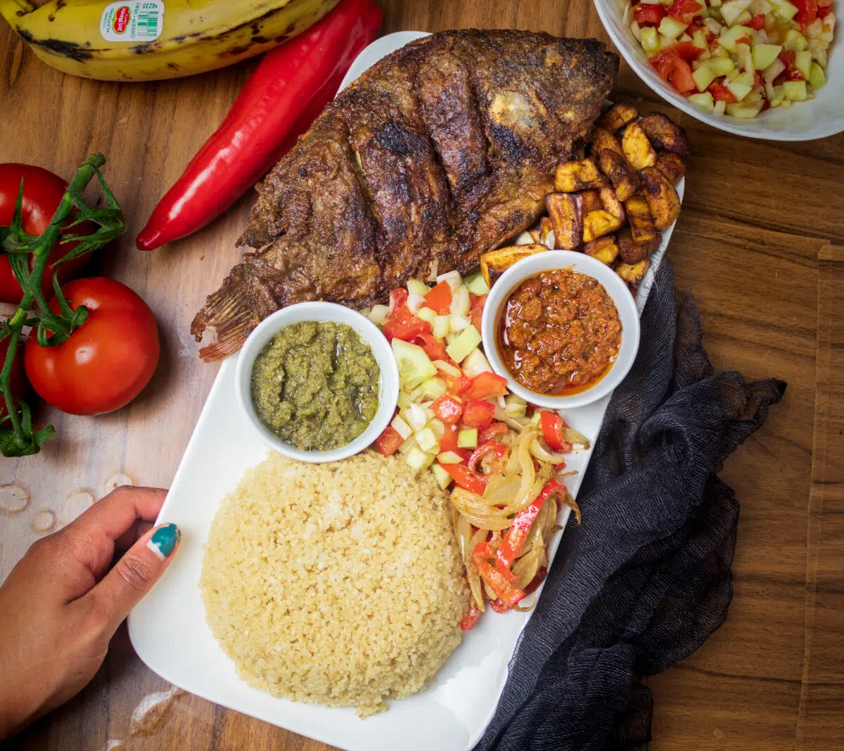 Garba authentique — attiéké, thon braisé, piment frais